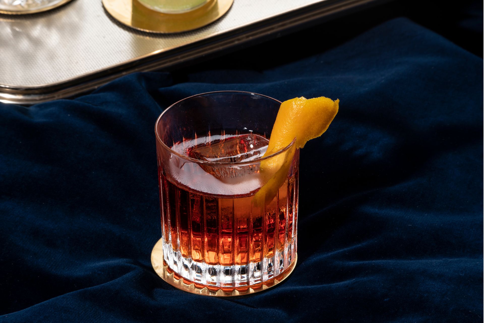 Negroni: Il Cocktail Italiano Iconico e Intenso da Degustare con Stile
